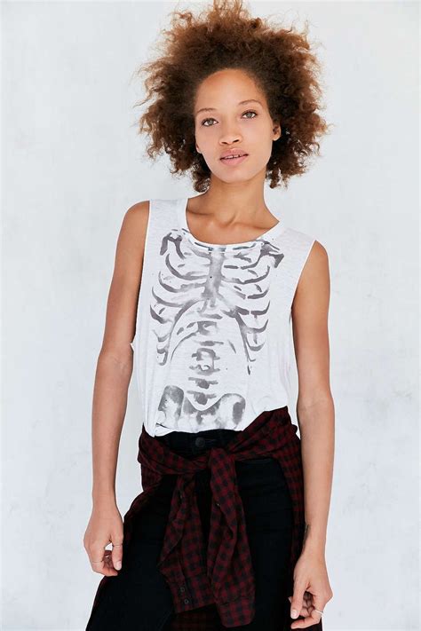 The rib cage is the arrangement of ribs attached to the vertebral column and sternum in the thorax of most vertebrates, that encloses and protects the vital organs such as the heart, lungs and great vessels. Future State Painted Rib Cage Muscle Tee | Muscle tees ...