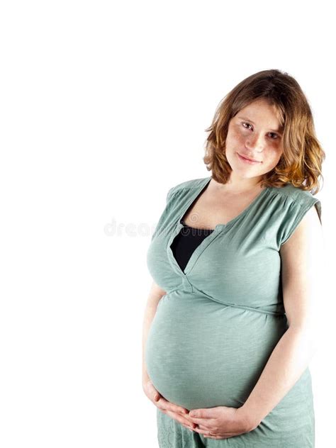 mujer joven embarazada de 36 semanas que se sostiene el vientre desnudo imagen de archivo