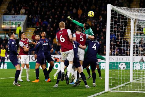 Burnley stay in 16th place. Burnley 3-0 West Ham result, Premier League 2019/20 report: Roberto nightmare heaps pressure on ...