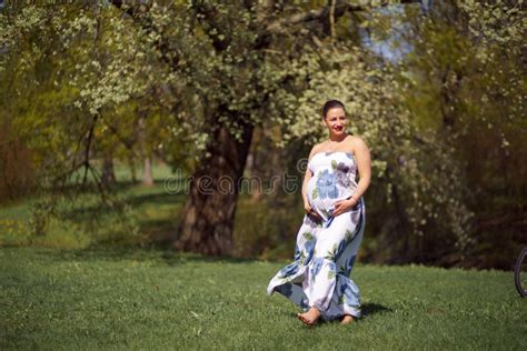 El Caminar Embarazada El Funcionamiento De La Mujer Del Viajero Joven Dando Vuelta Alrededor Y