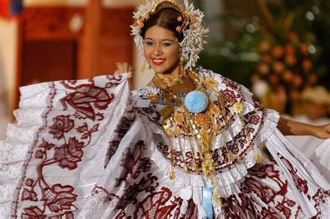 Dama oriunda de La Ciudad de Las Tablas luce su pollera durante la celebración de concurso en el