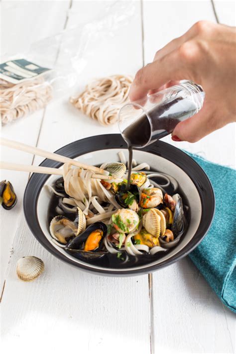 Fettuccine en bouillon à l encre de seiche fruits de mer