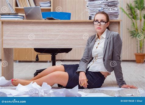 La Secrétaire Stressante Occupée De Femme Sous L effort Dans Le Bureau