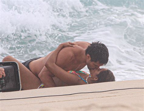 GazetaWeb Lucy Alves e Rômulo Estrela gravam cenas picantes em praia do Rio
