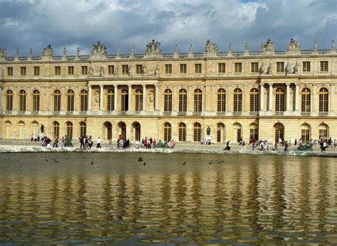 Da die meisten frühen umbauten auf die zeit um 1000. Paris Sehenswürdigkeiten Schloss Versailles - Ein Garten ...