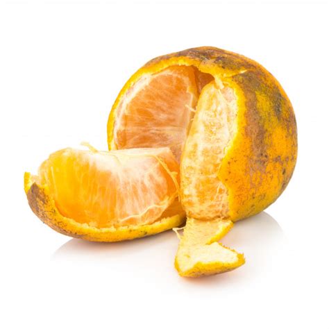 Orange Pourri Sale Mûr Peler Isolé Sur Fond Blanc Photo Premium