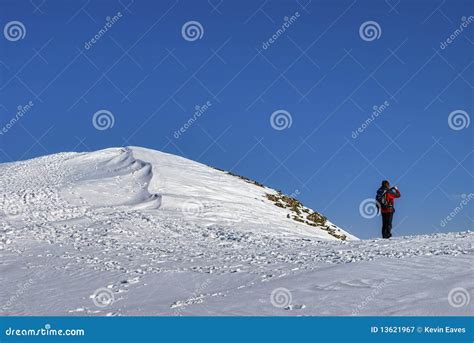Grimpeur Sur La Montagne Neigeuse Image Stock Image Du Personne