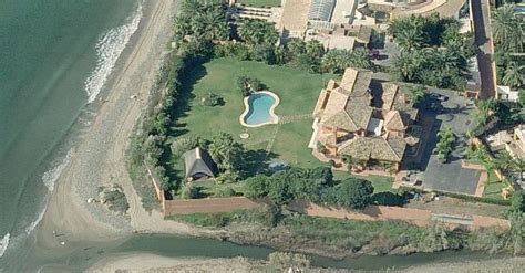 Duplex penthaus zu spektakulärem preis, marbella. Antonio Banderas's £2.4million Huf Haus Surrey