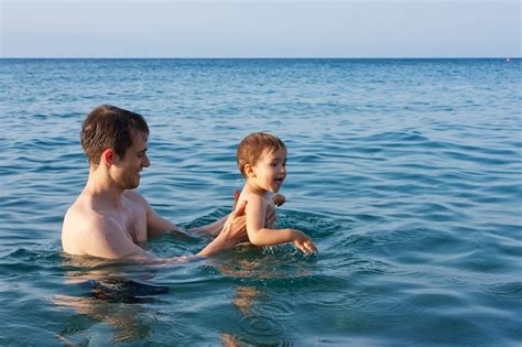 Padre Enseñando A Su Hijo A Nadar Foto Premium