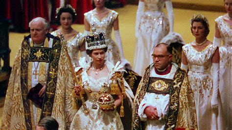 Queen elizabeth ii, wearing the imperial crown, smiles and waves to a crowd from balcony of crowds line pall mall as queen elizabeth ii and her pageant pass on the way to her coronation. The history behind the crown Queen Elizabeth II wore at ...