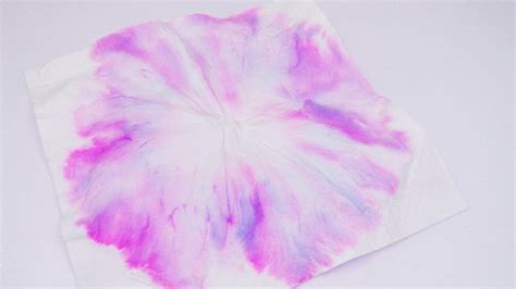 Jeden tag werden tausende neue, hochwertige bilder hinzugefügt. Taschentücher färben Pink & Blau mischen? Experiment ...