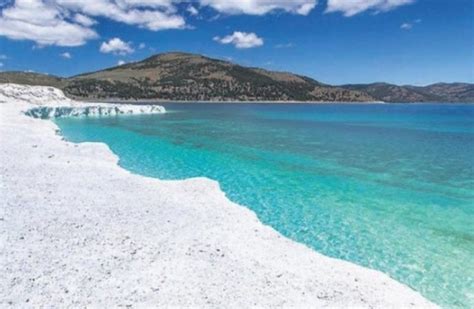 Burdur'un yeşilova ilçesinın kuzey batı yönünde olan salda gölü, ilçe merkezine uzaklığı 4 kilometre, orman ile kaplı tepeler, kayalık araziler ve ufak alüvyonal ovalarla çevrili şekilde olan tuzlu tektonik bir göldür. Millet Bahçesi davalık olmuştu! Salda Gölü davasında ...