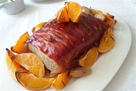 Non è pesante (si usa in genere la parte più magra del maiale) e, se cotto alla perfezione, state sicuri che la sua carne vi si scioglierà in bocca. Arrosto di lonza di maiale all'arancia e prosciutto crudo ...