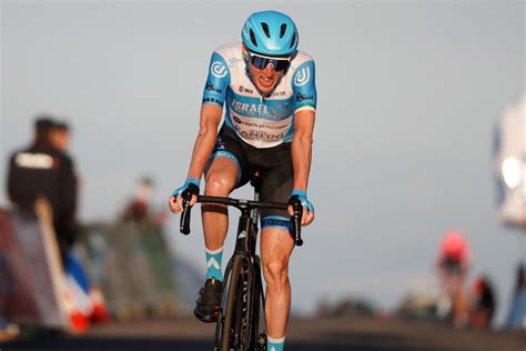 It follows the life of the eponymous protagonist, using both first and third person voices. Daniel Martin: «L'età non conta, amo lo sport e non vedo l ...