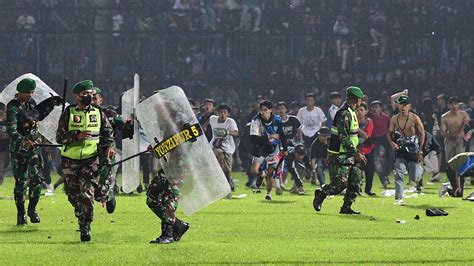 Setelah Kepanikan Massal Di Lapangan Sepak Bola Pejabat Dilarang Seumur Hidup