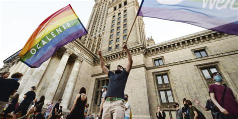 Festnahmen Bei LGBT Protest In Polen Regenbogen Am Kulturpalast Taz De
