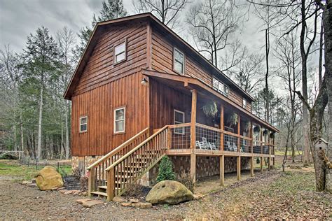 Creekside Gatlinburg Cabin W/ Porch & Hot Tub! in Gatlinburg w/ 4 BR