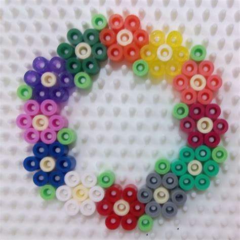 Flower wreath hama beads | Plantillas hama beads, Perlas fusibles