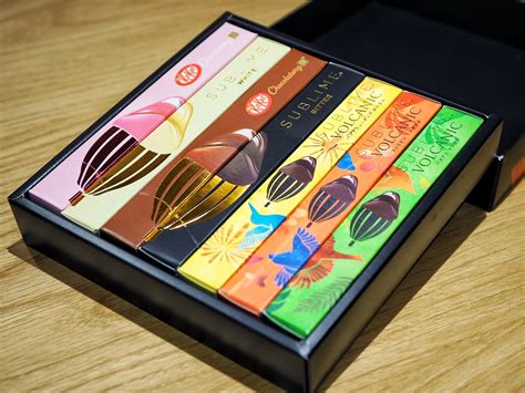 キットカット (kitkat) は、ネスレ (nestlé) が製造するチョコレート菓子。 細長い長方形状のウエハースを重ねてチョコレートでコーティングし、棒状にした菓子で、これを4本または2本束ねてパッケージされる。 プレミアムキットカット専門店「キットカット ショコラトリー ...