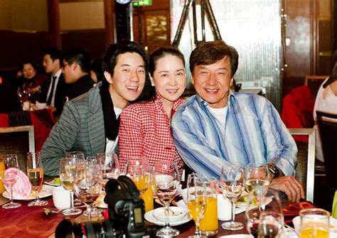 4 Potret Joan Lin Feng Jiao Istri Jackie Chan Yang Anggun Okezone