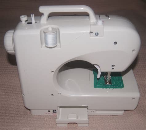 Pertama adalah mesin jahit tangan atau biasa disebut mesin jahit staples. PAKSU Mesin Jahit Mini: 12 DALAM 1 (B)
