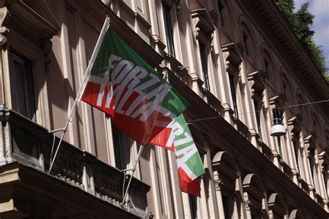 Foto Roma La Nuova Sede Di Forza Italia Bandiere In Piazza San Lorenzo