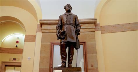 Robert E Lee Statue Removed From Us Capitol Huffpost Latest News
