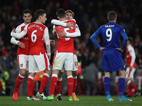 Arsenal strike late to secure ugly win against Leicester and keep slim 