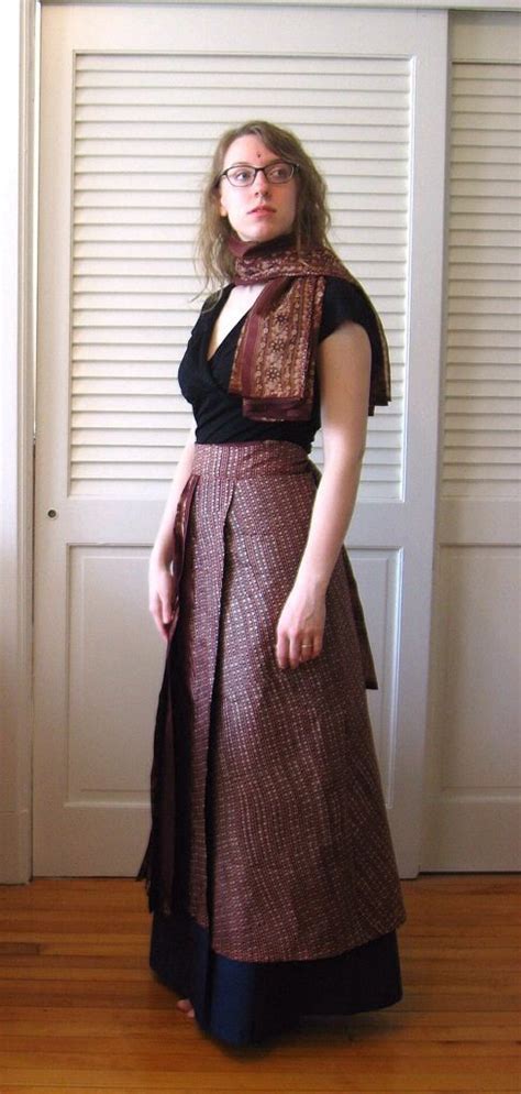 Watch in hd.here is a quick video on how to tie a tulip skirt, or as its most commonly known in nigeria (where i am from) an iro.this style is called olek. India with a Twist: Sari Wrap Skirt | Sari skirt, Skirt ...