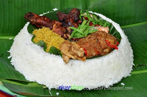 Dalam episod kali ini, rhys william menjelajah ke batu 6, tanjung karang, selangor untuk melawat sebuah kedai. Riverstone Eco Resort: Nasi Ambeng
