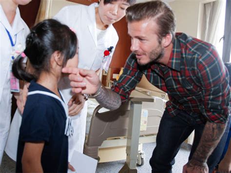 • كافئ نفسك في نهاية كل عام من النجاح. ديفيد بيكهام في زيارة للأطفال المرضى.. صور