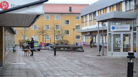 Sverigeen skottlossning har inträffat i berga centrum utanför linköping. Linköping: En till sjukhus efter skottlossning i Berga ...