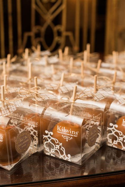 Buying a wedding gift for the happy couple can be challenging. Wedding Reception Gifts For Guests : Wedding Favor Ideas ...