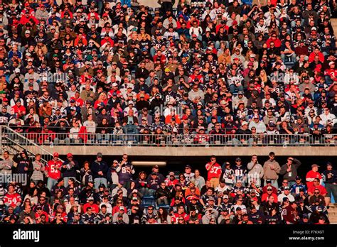 Football Stadium Crowd Hi Res Stock Photography And Images Alamy