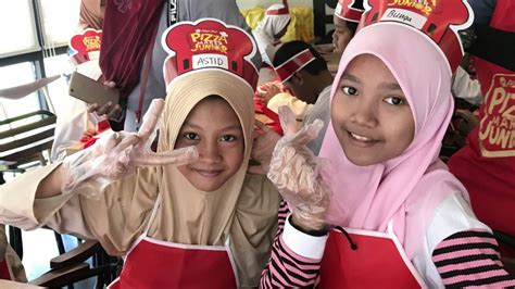 Pizza hut is an american restaurant chain and international franchise founded in 1958 in wichita, kansas by dan and frank carney. Daisy Charity 2019 : pengalaman membuat PIZZA @ PIZZAHUT ...