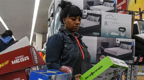 Walmart shares major announcement ahead of the holidays as experts fear