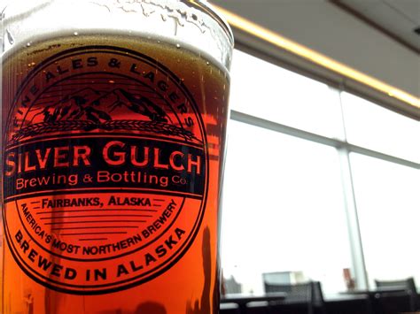 Sejumlah minuman keras (miras) atau minuman beralkohol, di antaranya vodka, anggur merah (suara.com/muhammad ilham baktora). Gambar Minuman Keras Keren