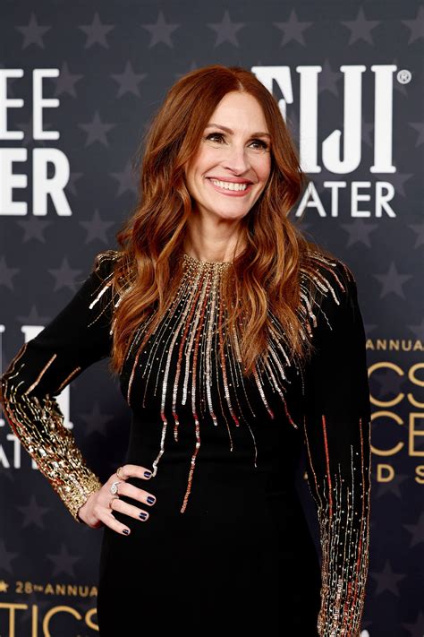 julia roberts debuts spiced copper hair at the critics choice awards — see the photos allure