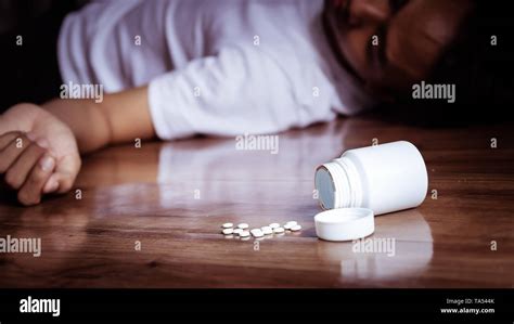 Hombre Depresión Suicidio Por Sobredosis De Medicamentos Cerca De La