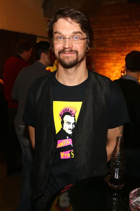 Hrál také v několika filmech. Dan Bárta v pražské La Fabrice s knížetem na triku. | Foto ...