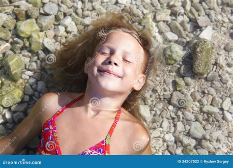 Petites Filles Sur La Plage De La Mer Photo Stock Image Du Sunbathing Mensonge