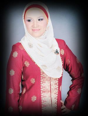 Pakaian ini merupakan pakaian tradisional nenek moyang mereka yang diwarisi dari satu generasi ke satu generasi. aLL iN 1: Baju Tradisional Alam Melayu