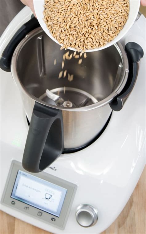 Wie sie solche hausmittel mit dem praktischen küchenhelfer thermomix® herstellen und gegen welche erkrankungen sie genutzt werden, wird in diesem buch leicht verständlich und ausführlich beschrieben. Mehl mahlen mit dem Thermomix® | Rezept in 2020 (mit Bildern) | Rezepte thermomix, Thermomix ...
