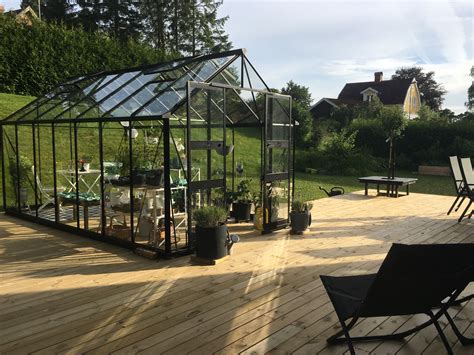 This sweedish home is built inside a greenhouse providing free heat from the sun and great views of the lake and wilderness around it. Green house #skogstuna #sundeck #greenhouse #altan | Utomhus
