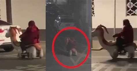 Sama ada orang itu adalah seorang pelajar, seorang suri rumah, seorang guru dan banyak lagi. Wanita 76 Tahun Jadi Perhatian, Naik Skuter Mainan Pulang ...