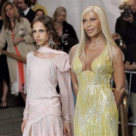 Donatella Versace Y Su Hija Allegra Beck Llegando A La Gala En El Museo
