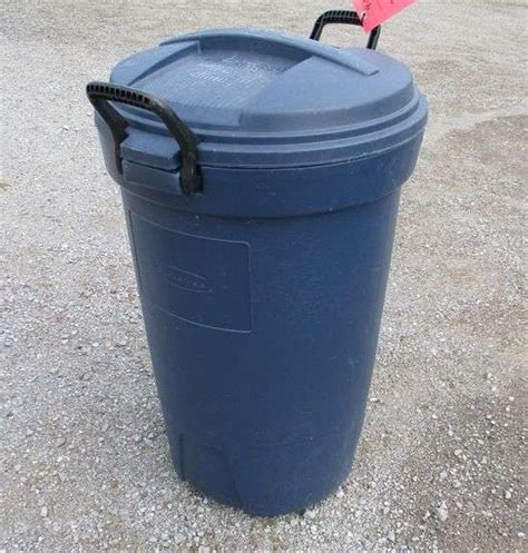 Rubbermaid Roughneck 32 Gallon Trash Can With Locking Cover And Wheels