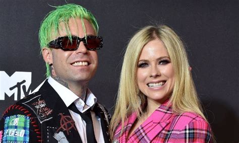 Avril Lavigne Is Engaged To Fellow Singer Mod Sun The Musician Dropped To One Knee In Deryck