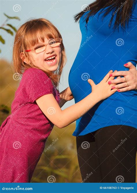 Mujer Embarazada Con Su Hija En El Parque Al Aire Libre Imagen De