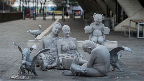 Londres Un Artiste Expose Une Sculpture Composée De Plastique Pour